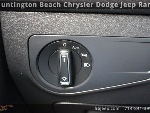 Used 2019 Volkswagen Tiguan SE w/ Panoramic Sunroof Package image 19