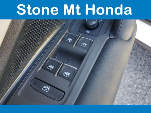 Used 2025 Volkswagen Tiguan SE image 22