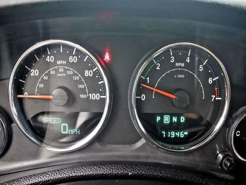 Used 2016 Jeep Wrangler Unlimited Rubicon w/ Connectivity Group AWD/4WD image 11