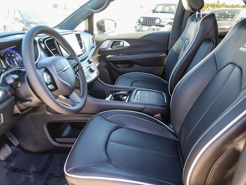 New 2026 Chrysler Pacifica Limited w/ S Appearance Package FWD image 19