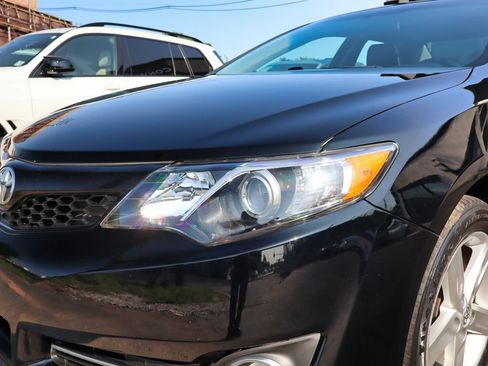 Used 2014 Toyota Camry SE w/ Moonroof Package FWD image 11