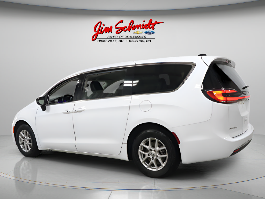 Used 2024 Chrysler Pacifica Touring-L FWD image 4