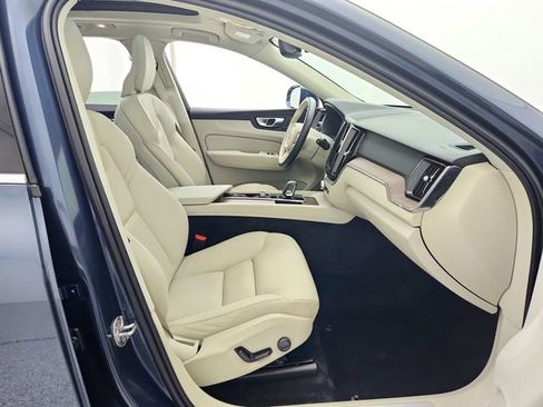 Certified 2022 Volvo XC60 T8 Inscription Expression w/ Climate Package image 18