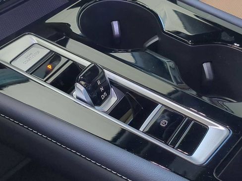 Used 2025 Volkswagen Atlas Cross Sport SE image 32