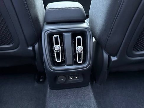 Certified 2025 Volvo XC40 B5 Plus AWD/4WD image 17