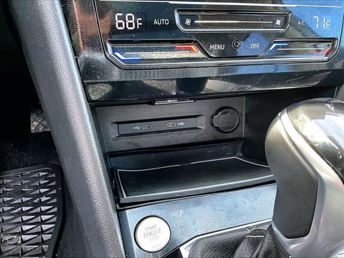 Used 2025 Volkswagen Taos SE w/ Panoramic Sunroof Package image 27