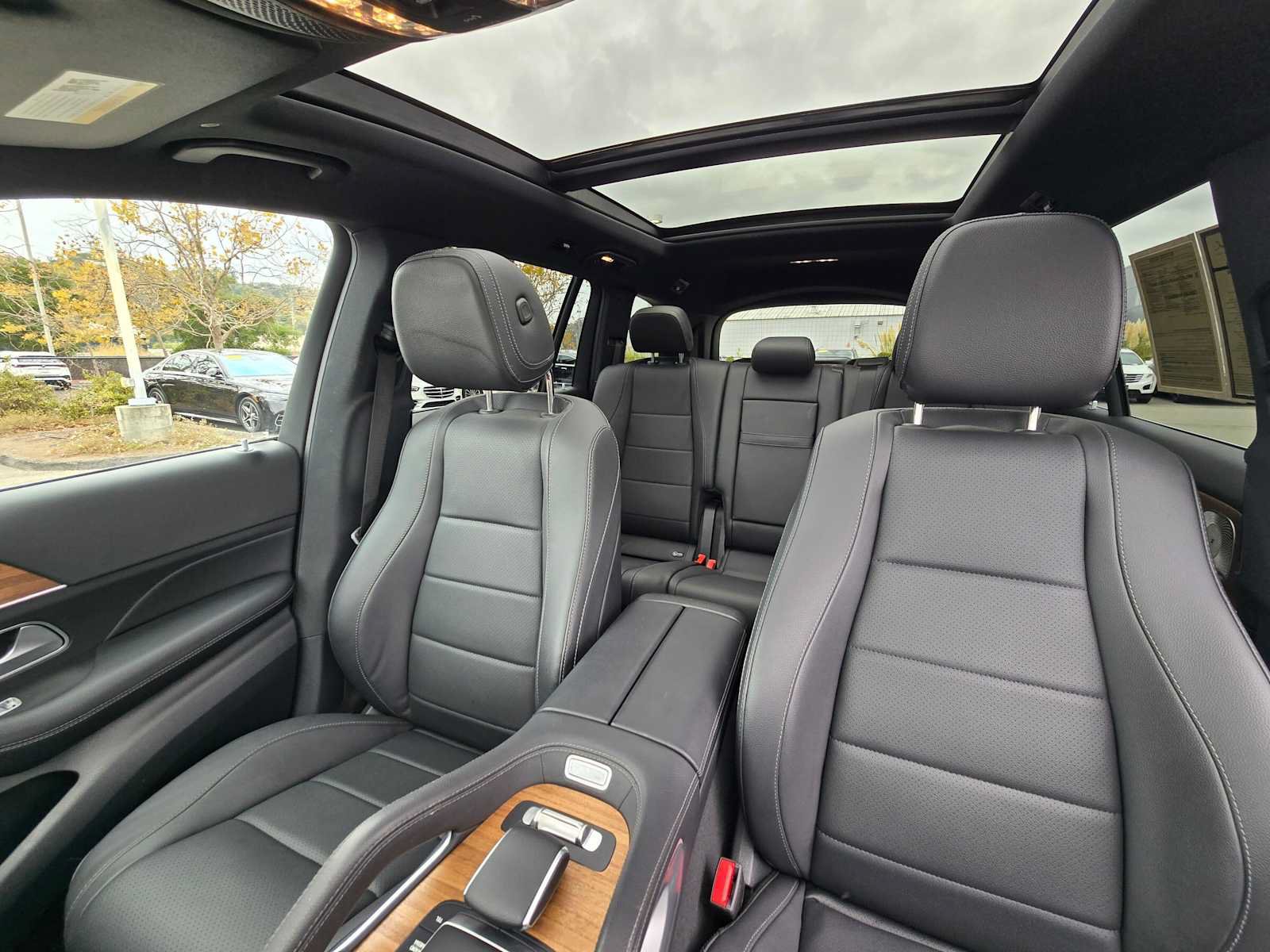 Used 2025 Mercedes-Benz GLS 450 4MATIC w/ AMG Line Exterior image 26