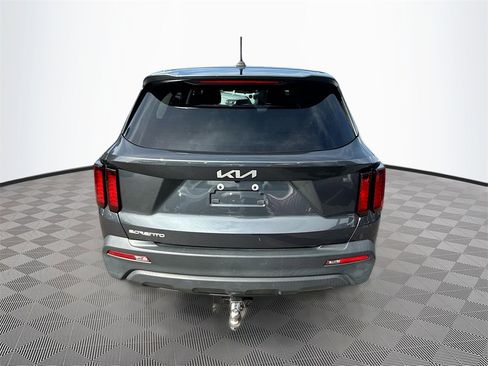 Used 2023 Kia Sorento LX image 5