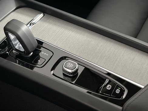 Certified 2025 Volvo XC60 B5 Plus image 21