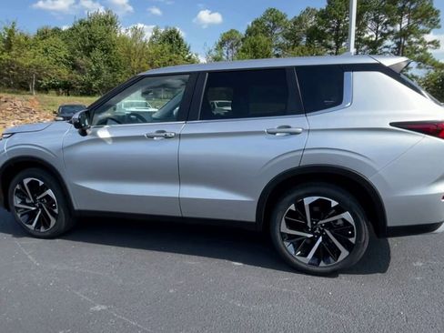 Used 2023 Mitsubishi Outlander SE image 6