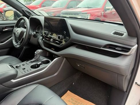 Used 2024 Toyota Highlander XSE AWD/4WD image 12