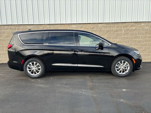 New 2026 Chrysler Pacifica Limited FWD image 29