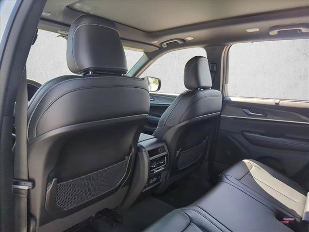 Used 2025 Jeep Grand Cherokee Limited w/ Luxury Tech Group II RWD image 18
