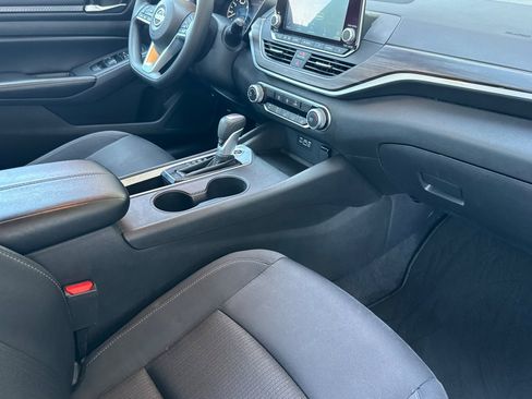 Used 2025 Nissan Altima 2.5 SV FWD image 32