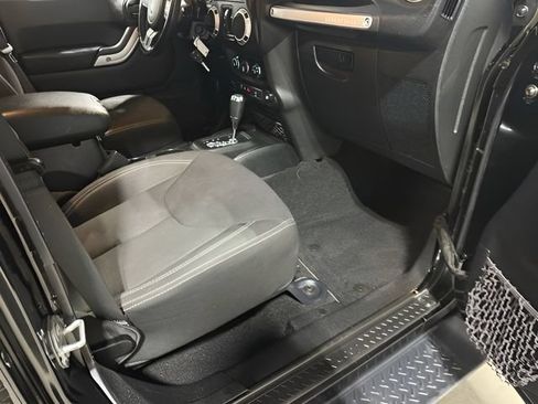 Used 2017 Jeep Wrangler Unlimited Sahara AWD/4WD image 25