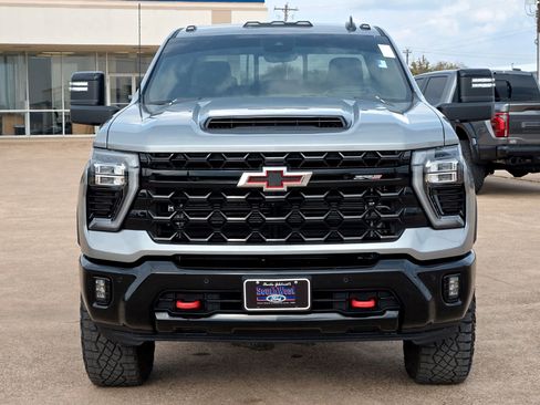 Used 2025 Chevrolet Silverado 2500 ZR2 w/ Technology Package image 8