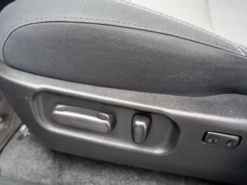 Used 2022 Toyota Tacoma TRD Off-Road w/ Technology Package AWD/4WD image 17