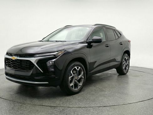 Used 2025 Chevrolet Trax LT image 3