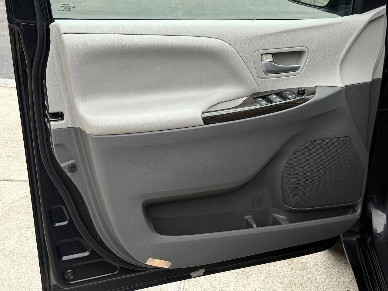 Used 2015 Toyota Sienna XLE w/ XLE Navigation Package FWD image 11