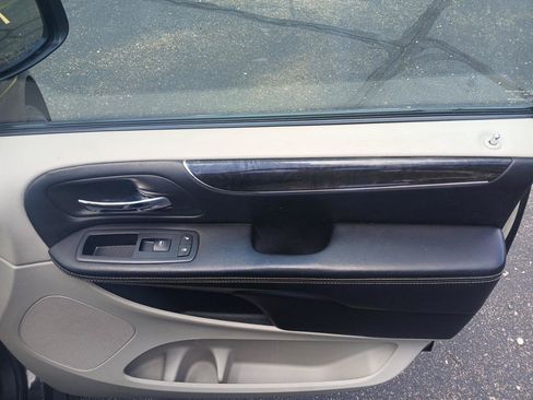 Used 2012 Chrysler Town & Country Touring w/ Entertainment Group #1 FWD image 19