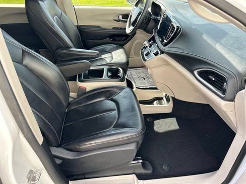 Used 2023 Chrysler Pacifica Touring-L FWD image 53