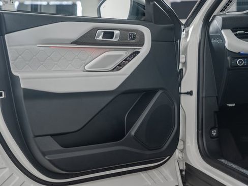 Used 2025 Ford Explorer Platinum w/ Ultimate Package image 45