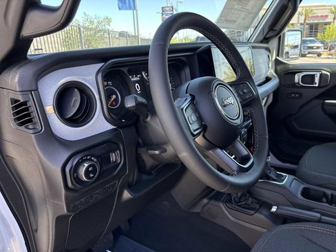 Used 2025 Jeep Gladiator Sport image 2