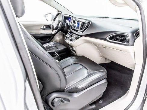 Used 2020 Chrysler Pacifica Touring-L image 32