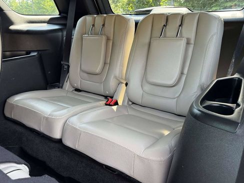 Used 2018 Ford Explorer XLT w/ Equipment Group 202A FWD image 18