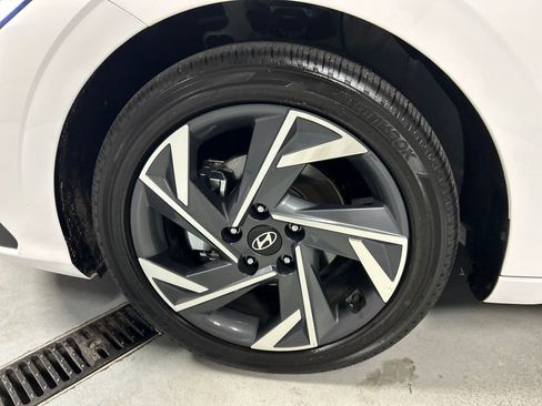 Used 2025 Hyundai Elantra Sport image 9