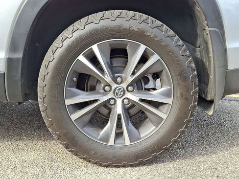 Used 2019 Toyota Highlander LE AWD/4WD image 36