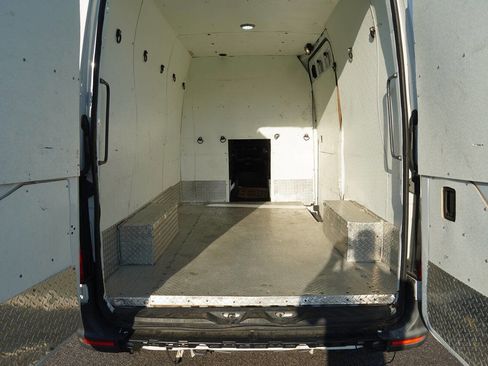 Used 2020 Freightliner Sprinter 2500 RWD image 21