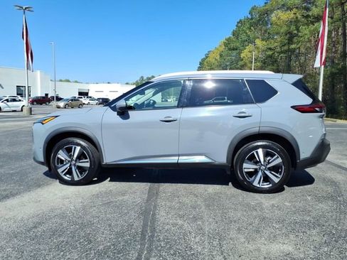 Used 2023 Nissan Rogue SL w/ SL Premium Package image 3