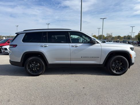 New 2025 Jeep Grand Cherokee L Altitude image 4