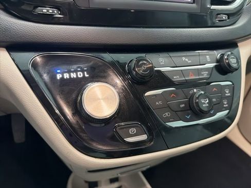 Used 2019 Chrysler Pacifica Touring-L image 21