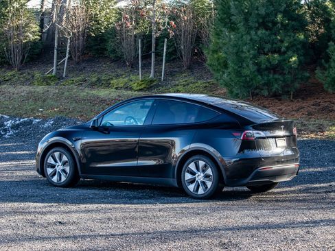 Used 2022 Tesla Model Y Long Range image 5