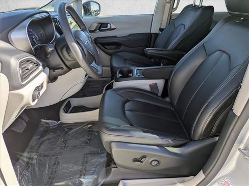 Used 2024 Chrysler Pacifica Touring-L FWD image 15