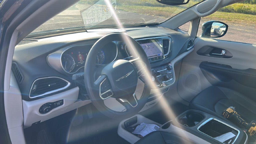 Used 2024 Chrysler Pacifica Touring-L FWD image 10