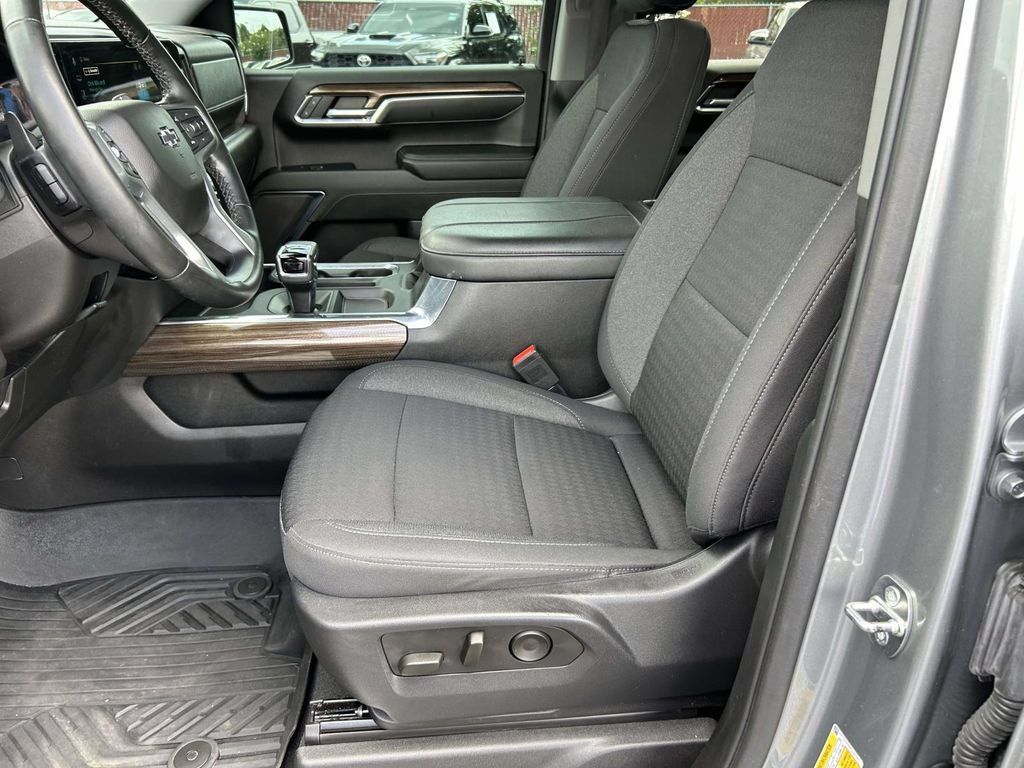 Used 2023 Chevrolet Silverado 1500 RST AWD/4WD image 17