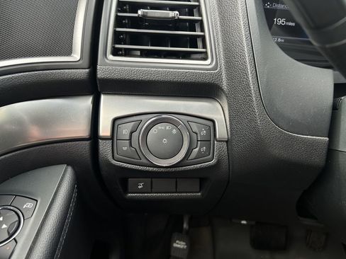 Used 2018 Ford Explorer XLT w/ Equipment Group 202A AWD/4WD image 28
