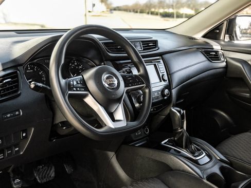 Used 2018 Nissan Rogue S image 19