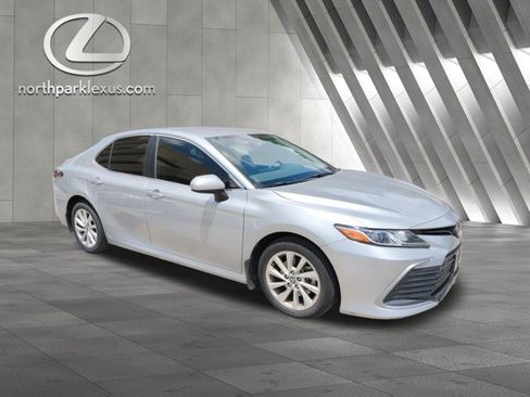 Used 2022 Toyota Camry LE FWD image 5
