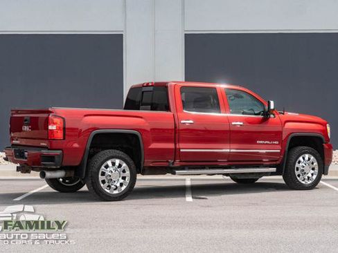 Used 2019 GMC Sierra 2500 Denali w/ Duramax Plus Package AWD/4WD image 10