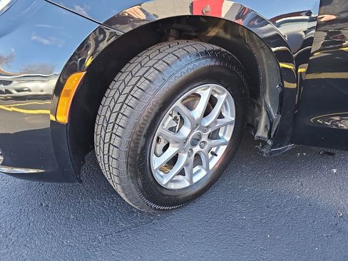 Used 2024 Chrysler Pacifica Touring-L image 32