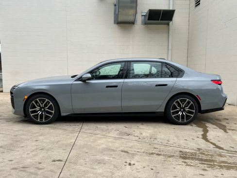 Used 2025 BMW 740i xDrive w/ Premium Package image 5