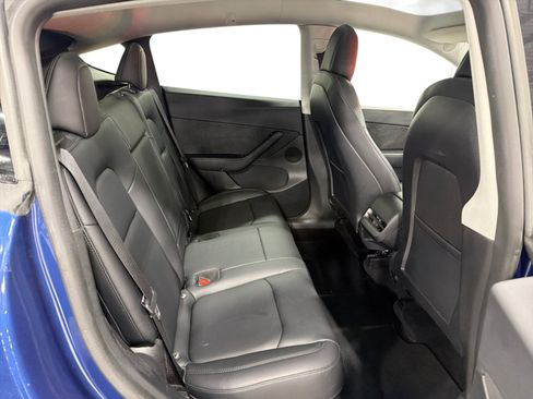 Certified 2022 Tesla Model Y Long Range AWD/4WD image 11