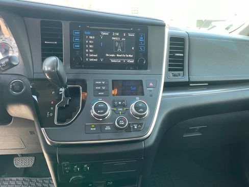 Used 2017 Toyota Sienna SE Premium FWD image 17