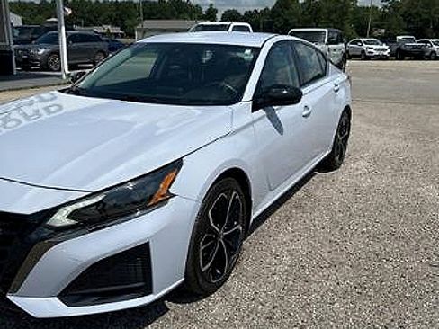 Used 2024 Nissan Altima 2.5 SR image 2