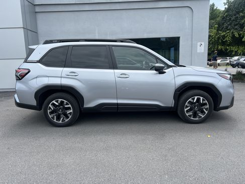 Used 2025 Subaru Forester Premium w/ Convenience Package #1 AWD/4WD image 2