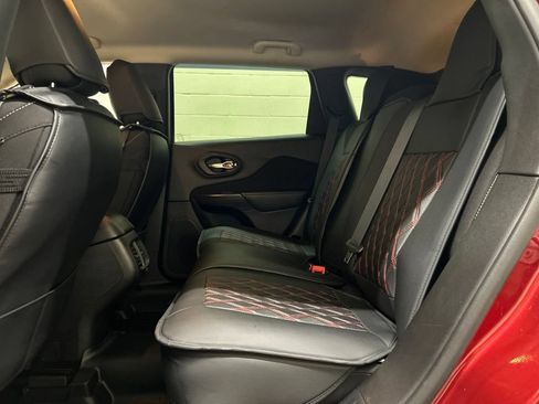 Used 2016 Jeep Cherokee Sport FWD image 8